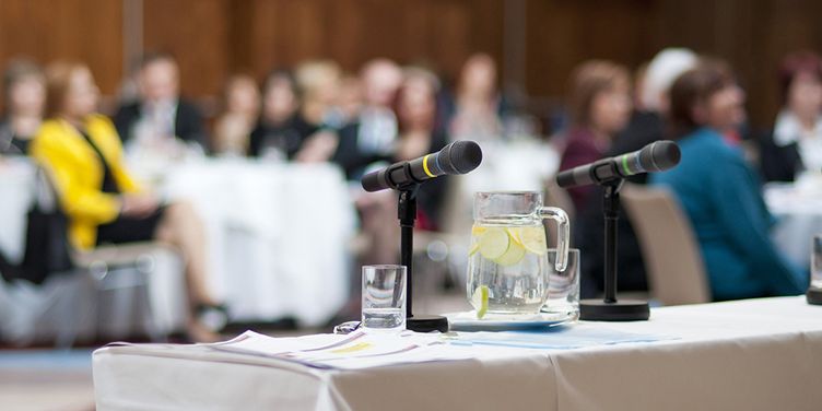 Konferenz mit Publikum, shutterstock/ Halfpoint
, 970/485 Konferenz mit Publikum