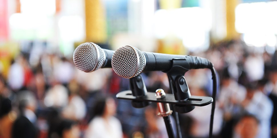 Mikrophone bei Konferenz, shutterstock/ hxdbzxy, 970/485 Mikrophone bei Konferenz